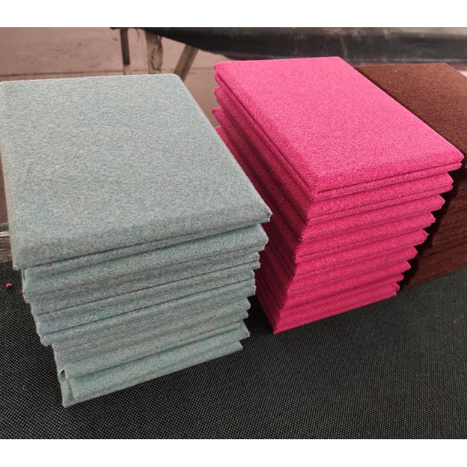 Hvorfor skal du velge akustisk stoff med glassfiber for et roligere offentlig rom?