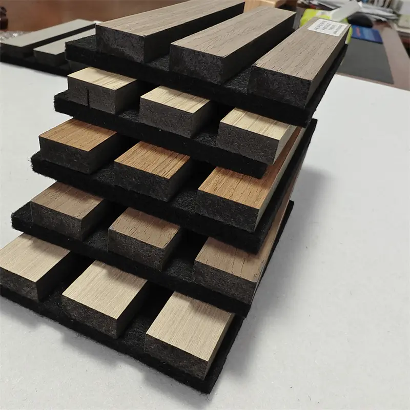 Akustisk treslatveggpanel